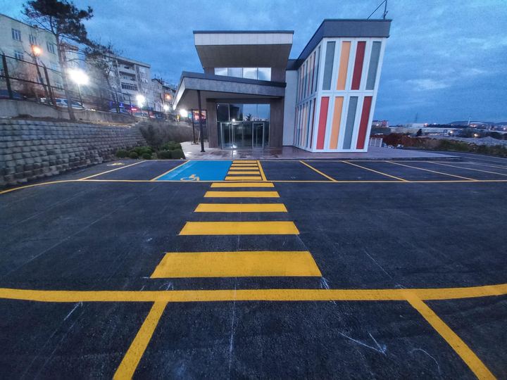 Bina önü yaya geçidi ve engelli park alanı