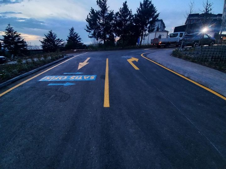 Asfalt üzerine yönlendirme yazısı ve ok