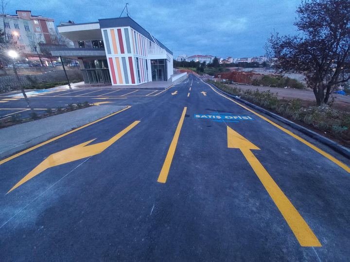 Site içi yol şeritleri ve yön okları