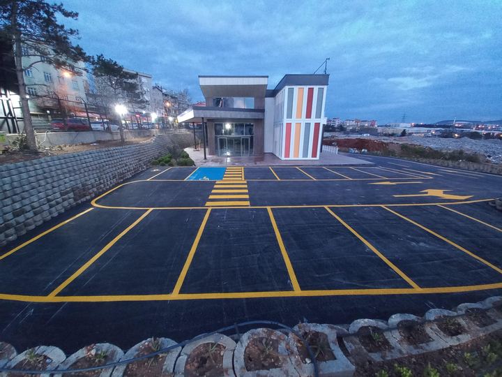 Açık otopark park yeri çizgileri