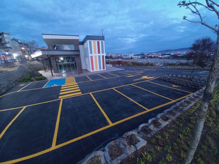 Geniş açık otopark çizgi uygulaması, gece