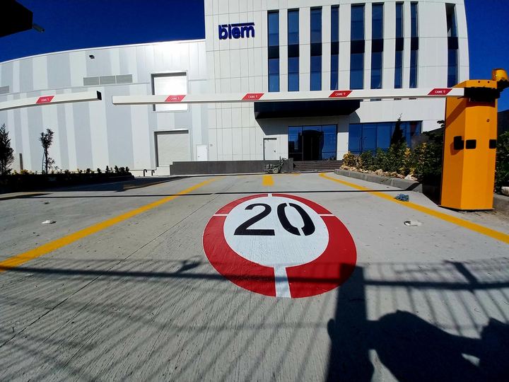 Bina girişinde hız sınırı işareti