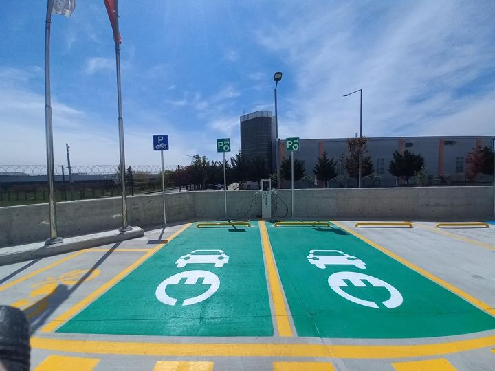 Açık alanda elektrikli araç şarj park yerleri
