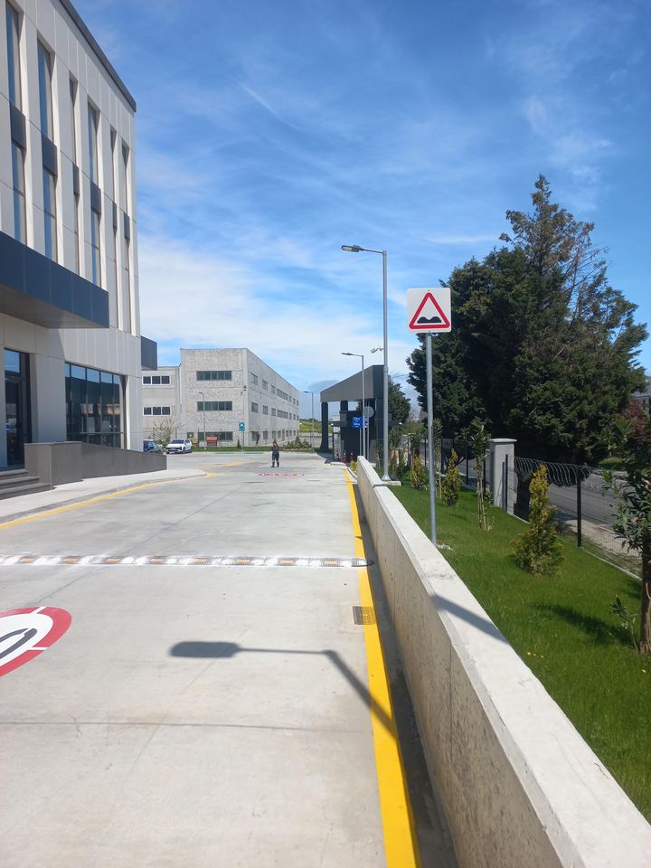 Bina yanı beyaz şerit ve hız işareti