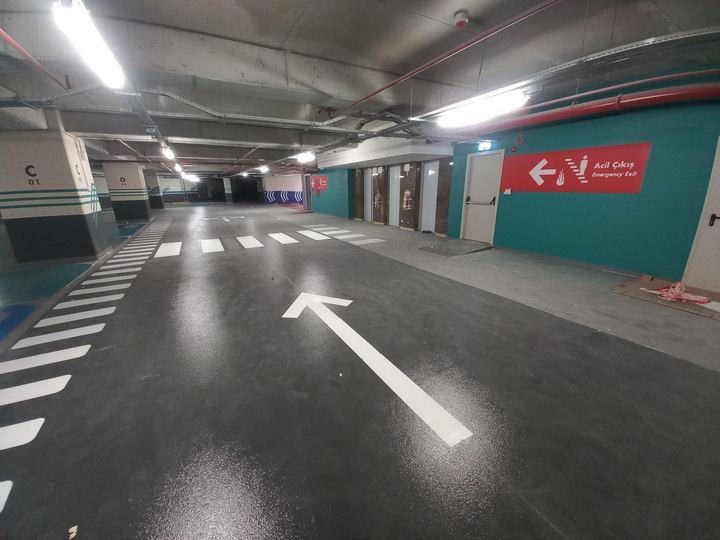 Kapalı otoparkta yön oku ve yaya geçidi