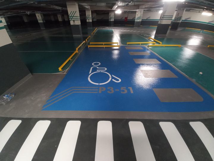 Mavi zeminli engelli park yeri
