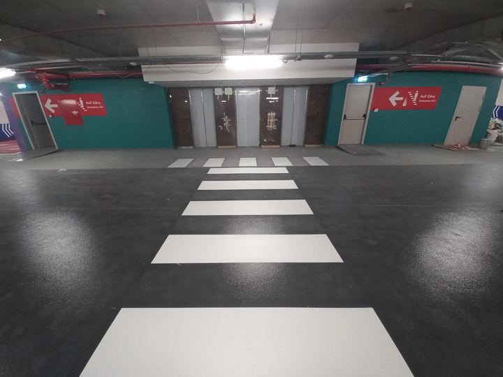 Kapalı otoparkta zebra yaya geçidi