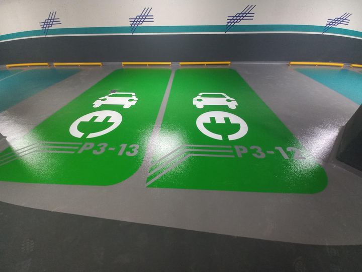 Yeşil zeminli elektrikli araç şarj alanları