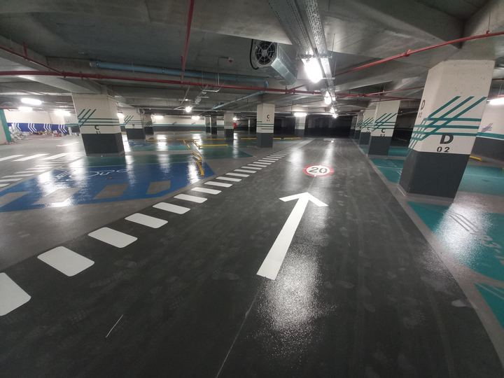 Kapalı otopark yön oku ve yaya geçidi
