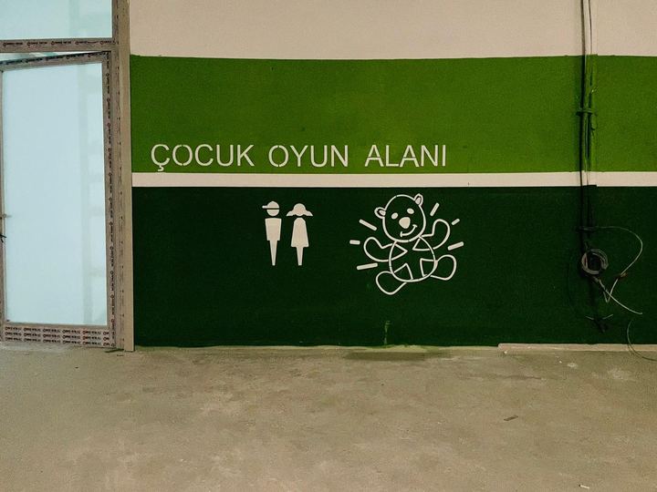 Çocuk oyun alanı duvar yazısı ve piktogram