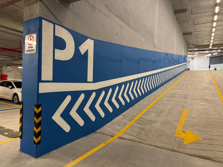 P1 kat yazısı ve yön okları duvar uygulaması