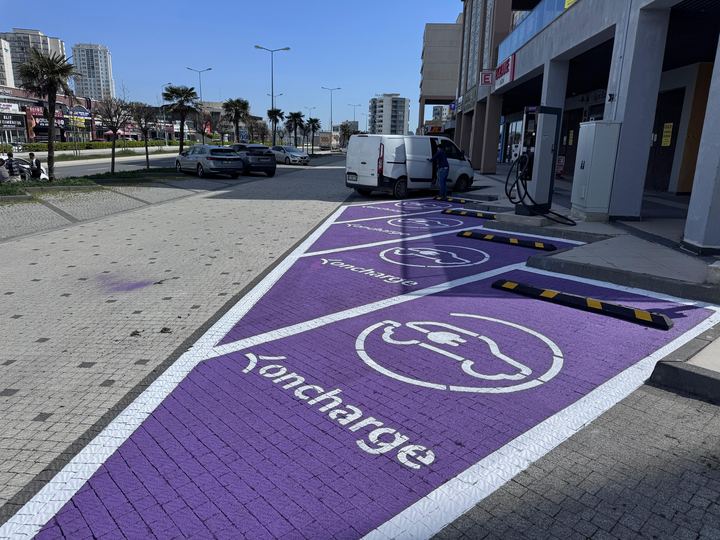 Elektrikli araç şarj yeri ve tekerlek stoperi montajı